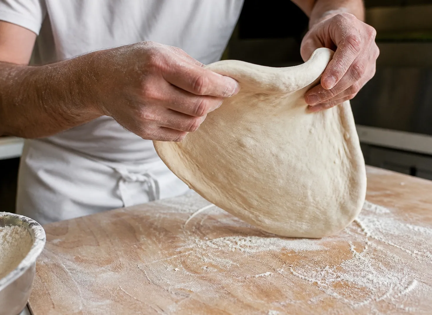 étaler une pâte à pizza à la main technique pizzaiolo sans rouleau